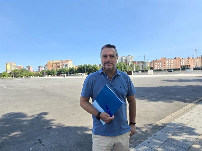 EElconcejal de Obras para los Barrios y la Ciudad, Jon Andoni Uria, en la zona donde se habilitarán los nuevos aparcamiento.