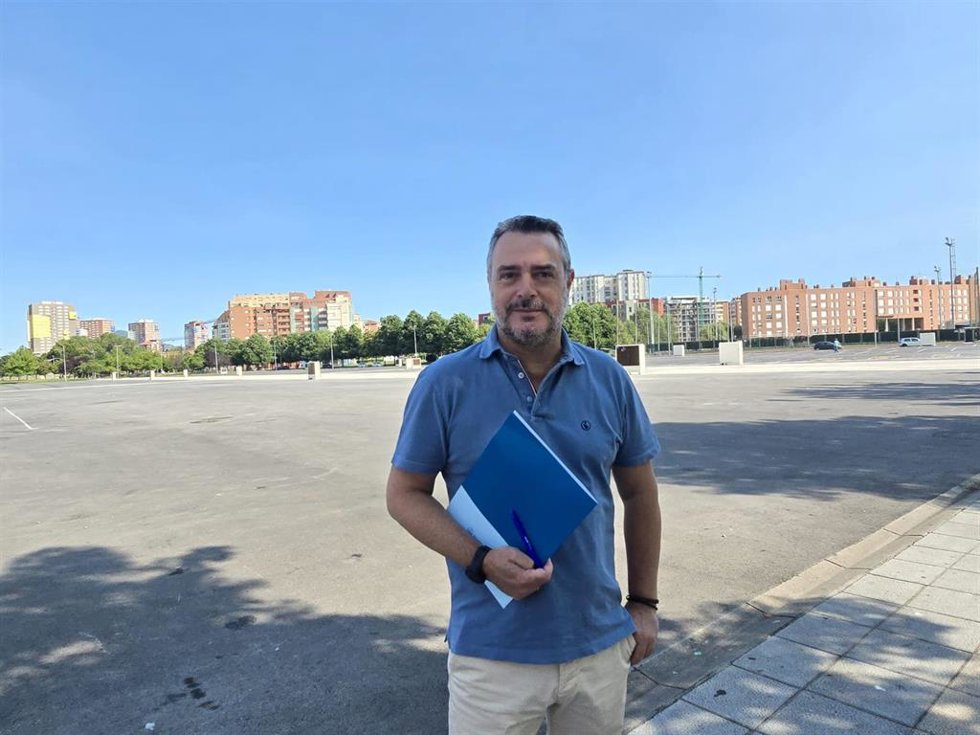 EElconcejal de Obras para los Barrios y la Ciudad, Jon Andoni Uria, en la zona donde se habilitarán los nuevos aparcamiento.