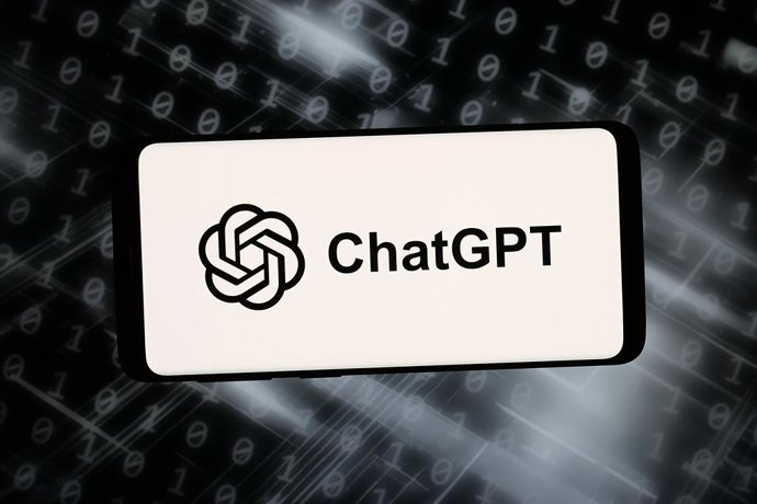 Archivo - Arquivo - 11 de junho de 2026, Alemanha: Nesta ilustração fotográfica, o logotipo do chatbot de IA generativa ChatGPT (OpenAI) é exibido em um smartphone diante de um fundo abstrato na tela do computador.