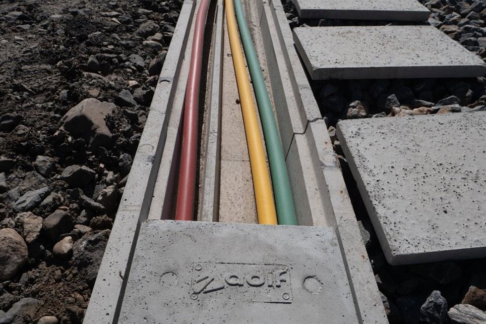 Cables de telecomunicaciones en las vías de tren de Adif