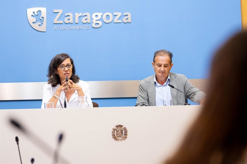 El consejero municipal de Presidencia, Relaciones Institucionales y Seguridad Ciudadana, Ángel Lorén, y la consejera municipal de Políticas Sociales, Marian Orós, en rueda de prensa.