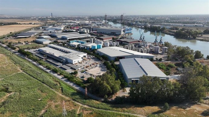 Puerto de Sevilla desde las instalaciones al sur.
