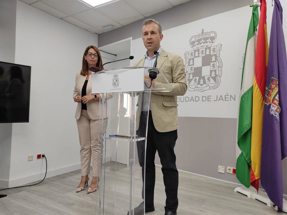 El alcalde de Jaén, Julio Millán, durante la rueda de prensa con la concejala de Urbanismo, África Colomo