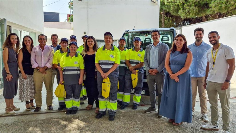 La alcaldesa de Conil con el director general de UNEI, Rafael Cía, y trabajadores que se incorporan en la localidad.