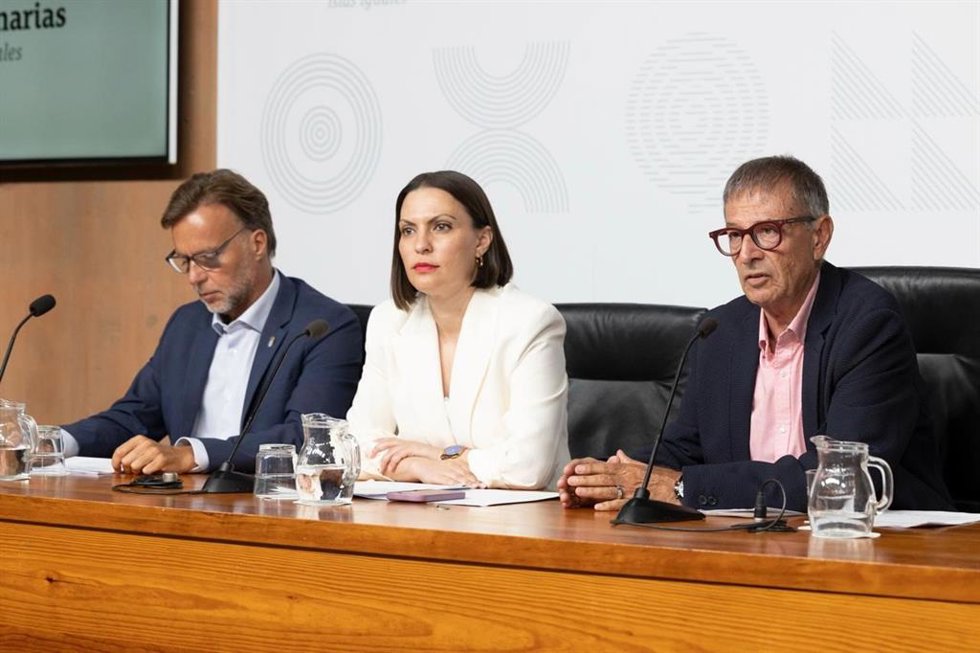 La consejera de Cultura y Universidades, Migdalia Machín (c), en la presentación de la oferta de financiación plurianual a las universidades canarias