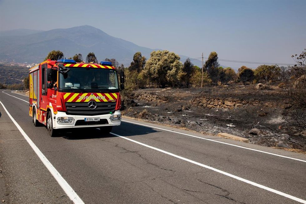 Un camión de bomberos trabaja en las labores de extinción, a 28 de julio de 2026, en Ávila, Castilla y León (España)