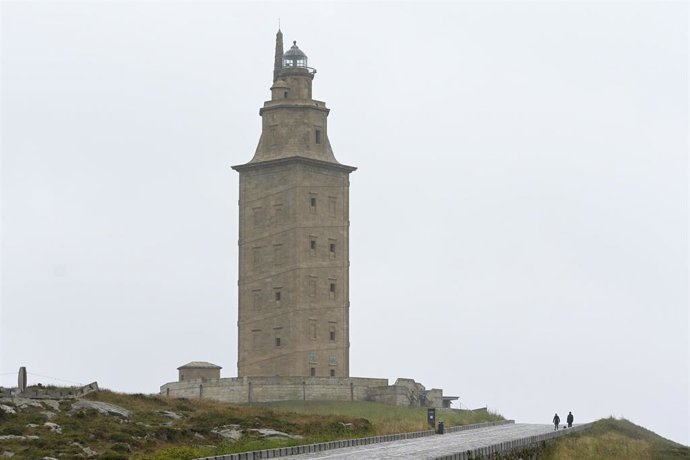 Archivo - Arquivo - Vista da torre de Hércules, a 19 de xuño de 2022, na Coruña, Galicia, (España). A inestabilidade manterase en Galicia polo menos até a metade da semana que vén. A partir de mañá luns 20 de xuño  o descenso térmico será notable