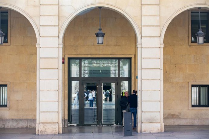 Archivo - Arxiu - Façana de l'Audiència Provincial d'Alacant