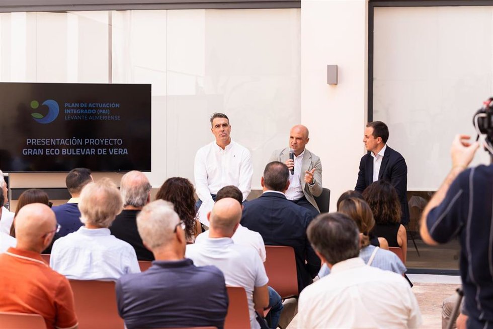 El presidente de la Diputación de Almería, José Antonio García Alcaina, interviene durante la presentación del proyecto del Gran Eco Bulevar de Vera en la Casa Orozco.