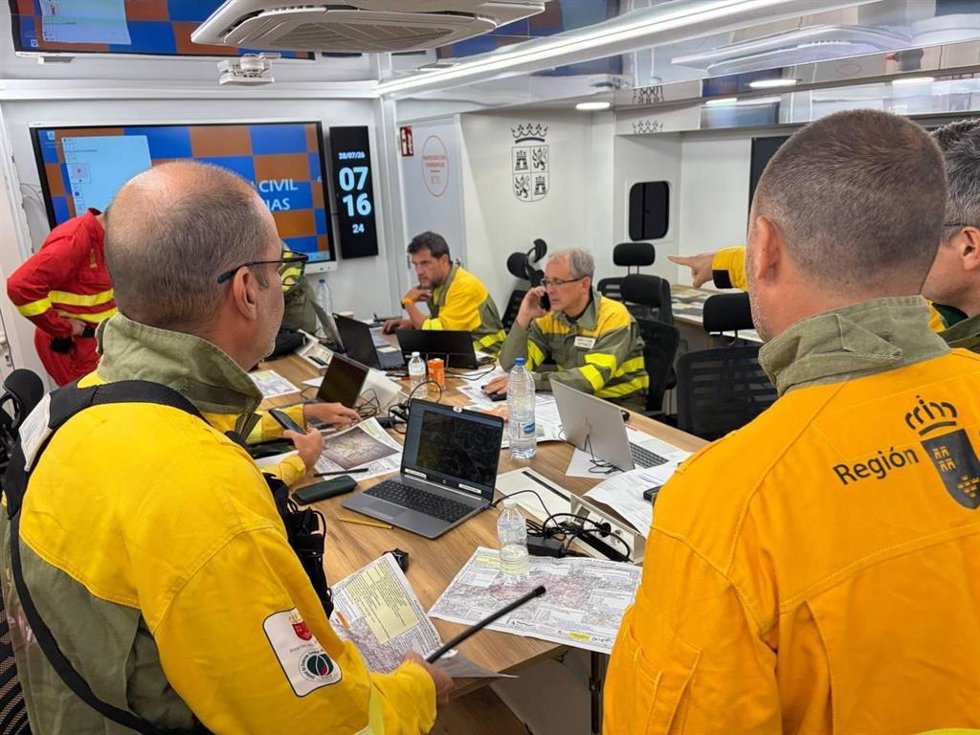 El segundo contingente de ayuda de la Región ha partido este martes hacia la provincia de Castellón y efectivos de la Región de Murcia en el puesto de mando del incendio forestal de Ávila.