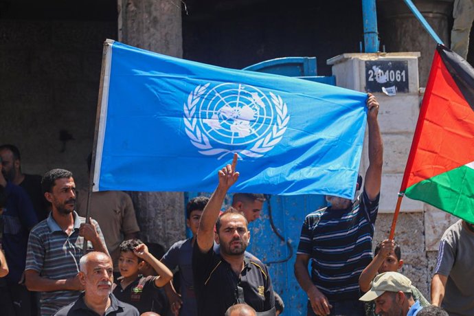 July 14, 2026, Gaza, Palestine, State of: JABALIA, GAZA STRIP - JULY 14, 2026: Palestinians protest outside an UNRWA facility in Jabalia Refugee Camp in the northern Gaza Strip, opposing recent statements by former UN Special Coordinator Nickolay Mladenov