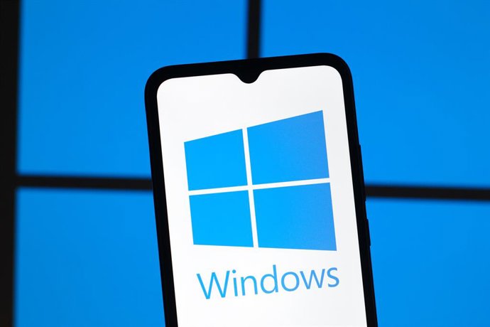 Archivo - February 2, 2025, Canada: In this photo illustration, the Microsoft Windows logo is seen displayed on a smartphone screen.