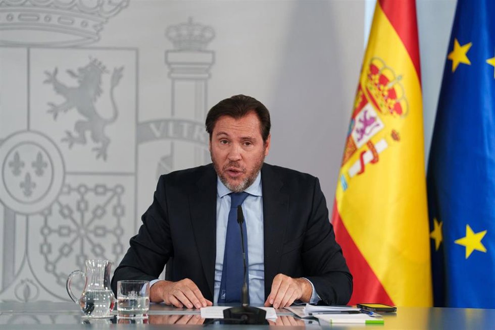 Archivo - El ministro de Transportes y Movilidad Sostenible, Óscar Puente, durante la rueda de prensa tras el consejo de Ministros, a 14 de abril de 2026, en Madrid (España).