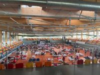 Aplausos y abrazos en el pabellón de Espartales de Alcalá: los vecinos de Cenicientos preparan la vuelta a casa