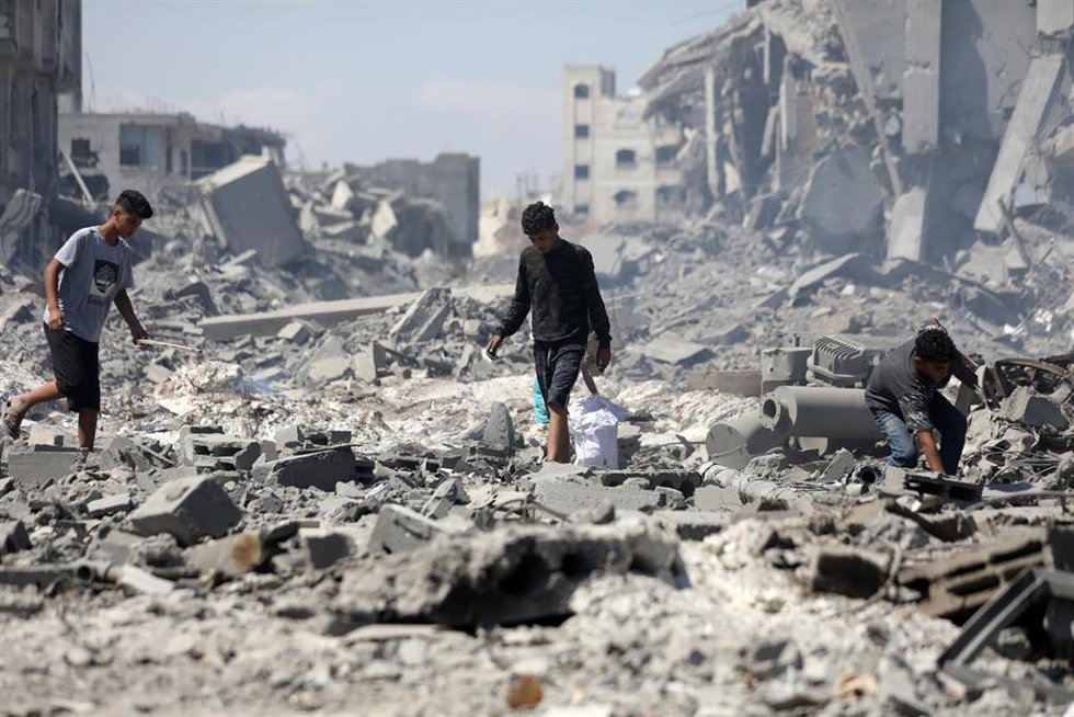 Palestinos entre los restos de sus hogares tras un ataque de Israel contra el barrio de Shujaiya, en ciudad de Gaza