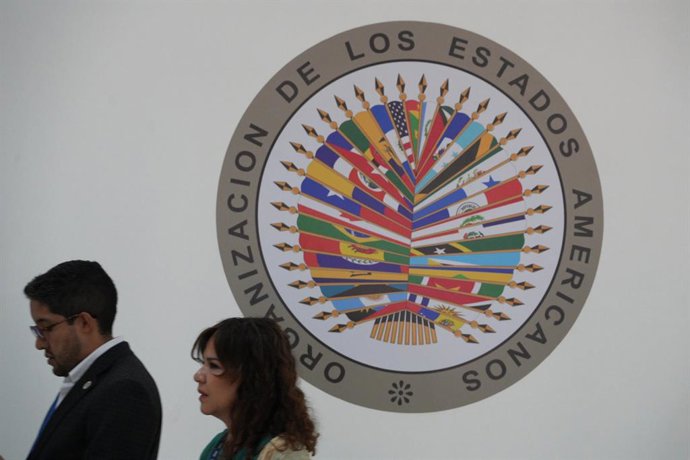 Archivo - PANAMA CITY, June 22, 2026  -- People walk past the logo of the Organization of American States (OAS) in Panama City, Panama, June 21, 2026. The 56th OAS General Assembly will be held from June 22 to 24 in Panama City.