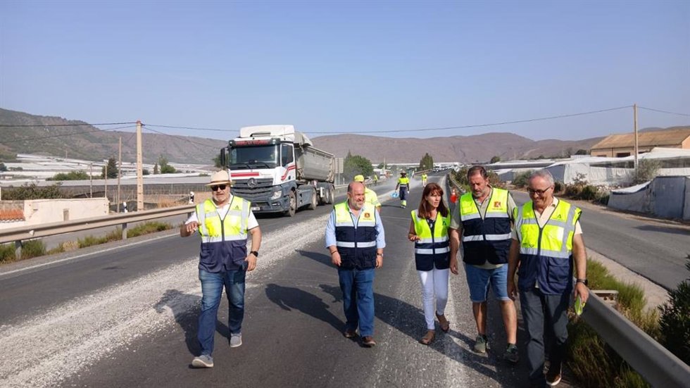 La delegada territorial de Fomento, Articulación del Territorio y Vivienda de la Junta en Almería, Dolores Martínez, durante su visita a las obras de rehabilitación del firme de la carretera A-358.