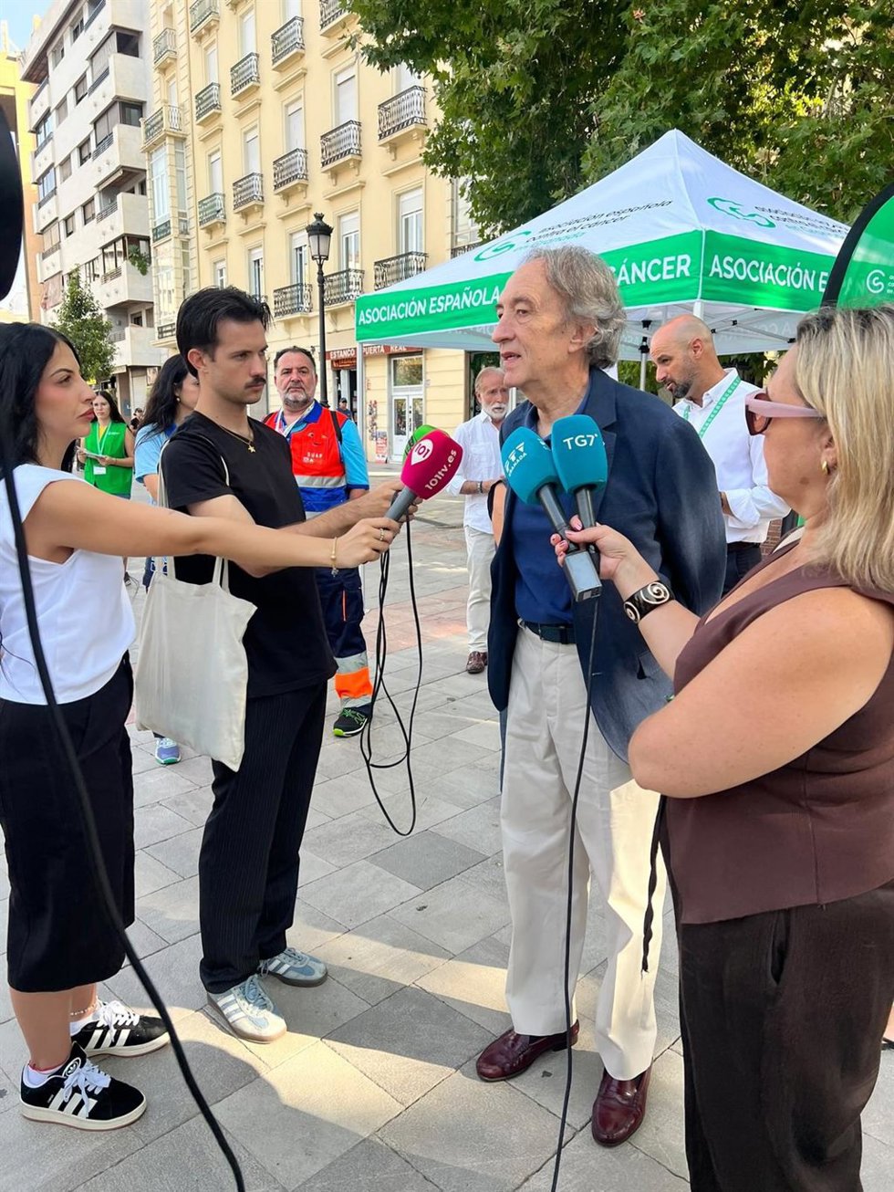 El delegado de Sanidad de la Junta en Granada, Indalecio Sánchez-Montesinos, atiende a los medios.