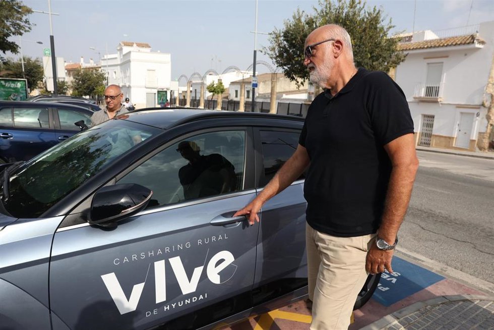 El vicepresidente segundo de la Diputación de Cádiz y responsable del Área de Transición Ecológica, Javier Vidal, presenta el Servicio de Movilidad Compartida con vehículo eléctrico. 