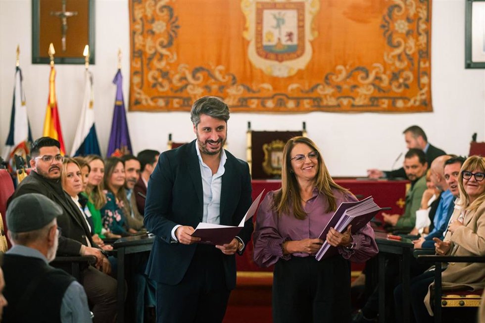 Archivo - El alcalde de La Laguna, Luis Yeray Gutiérrez, y la concejal de Bienestar Social, María Cruz