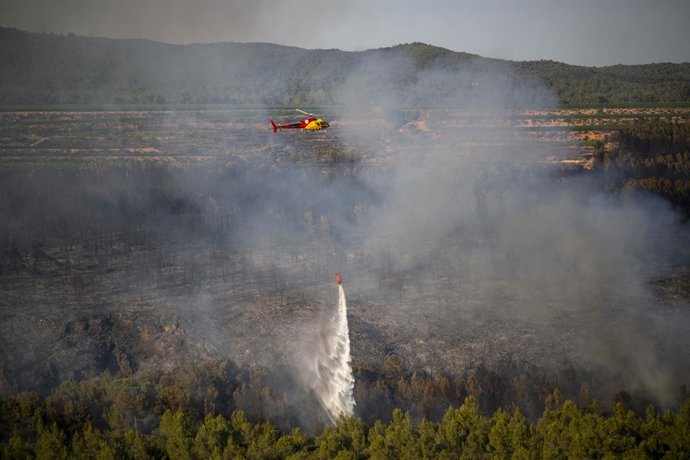 Helicòpter bombarder en un incendi