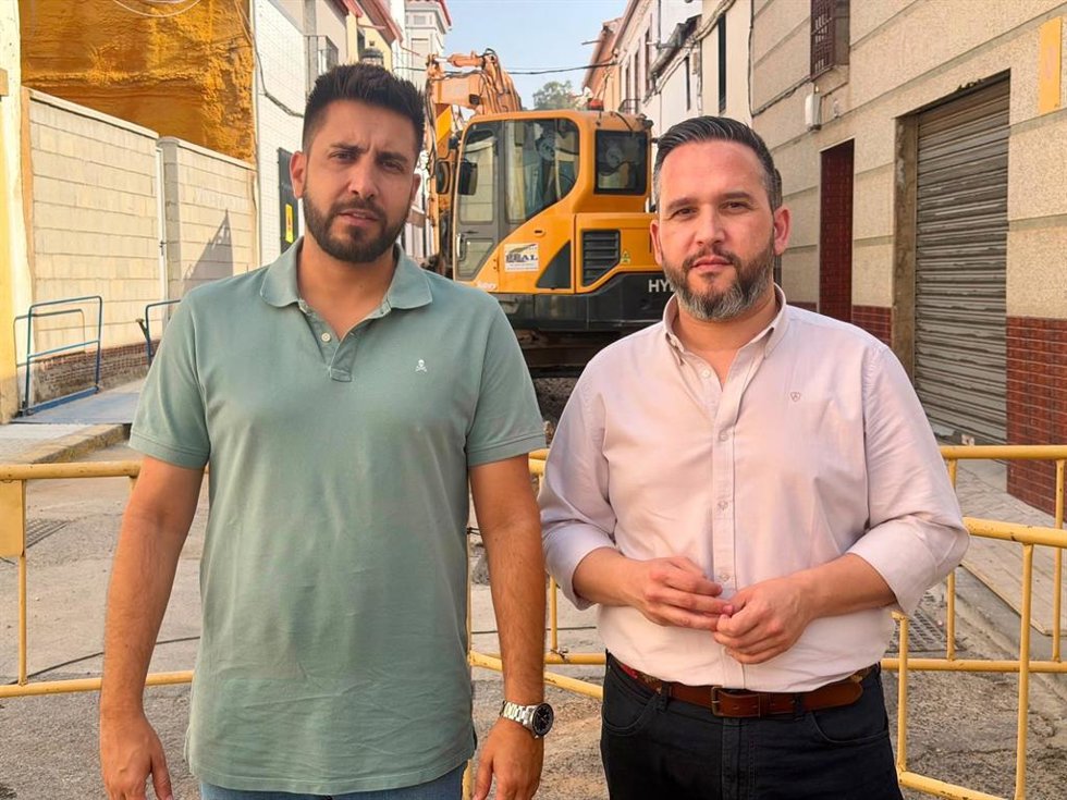 El portavoz del PSOE en la Diputación, Pepe Álvarez (dcha.), y el secretario general del PSOE local, Víctor Pedregosa.