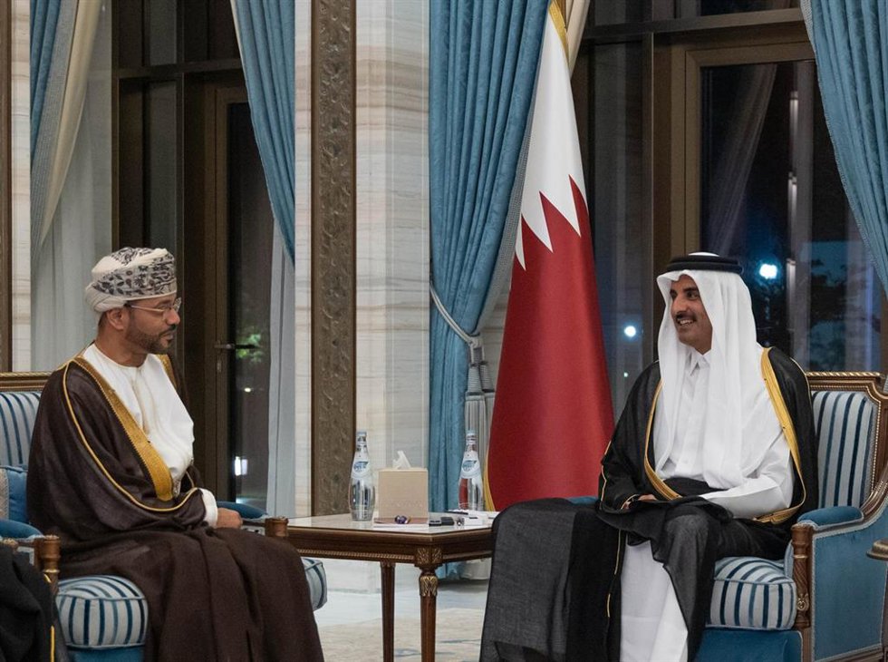 Archivo - El emir de Catar, Tamim bin Hamad al Thani, en una reunión con el ministro de Exteriores de Omán, Badr al Busaidi, en 2023.  