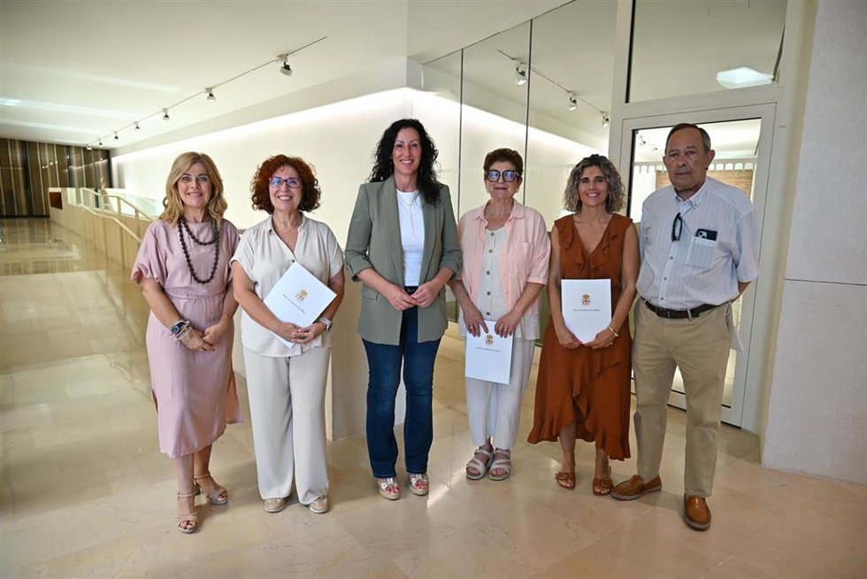 La alcaldesa de Almería, María del Mar Vázquez, junto a la concejala de Familia, Inclusión e Igualdad, Paola Laynez, y representantes de cuatro de las entidades firmantes de los convenios sociales.