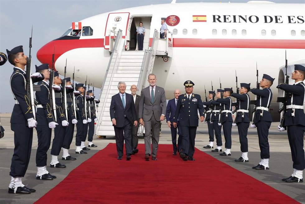 El Rey Felipe VI (c) junto al canciller de Perú, Carlos Pareja (i), a su llegada para asistir a los actos de transmisión del mando presidencial de la Presidenta Electa de la República del Perú, a 27 de julio de 2026, en Lima (Perú). 