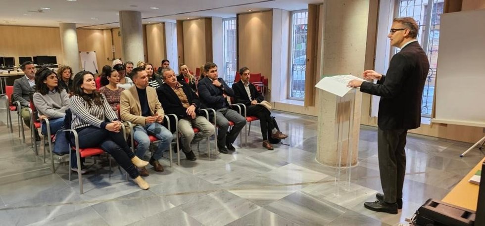El delegado territorial de Empleo, Empresa y Trabajo Autónomo de la Junta en Almería, Amós García Hueso, durante la presentación del programa Empleo y Formación.