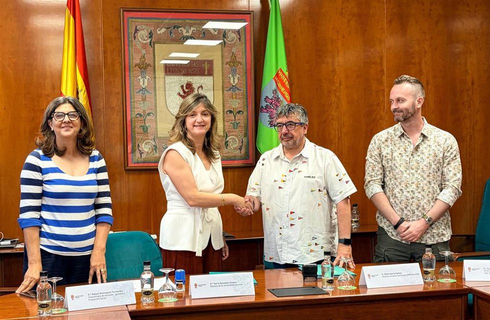 La rectora de la Universidad de León, Nuria González (centro izquierda), y el presidente de Asprona-León, Pedro Barrio (a su derecha), tras renovar el convenio de colaboración entre ambas entidades.