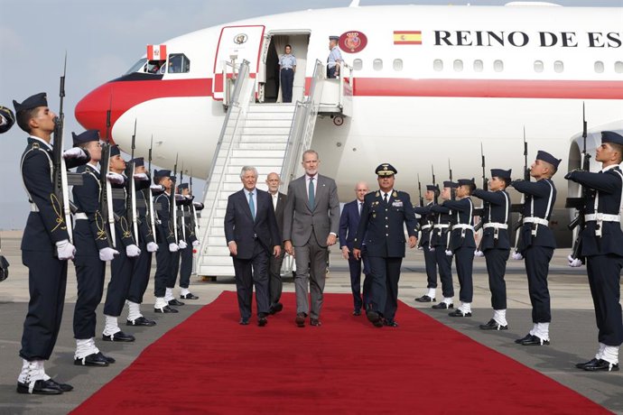 O Rei Felipe VI (ao centro), ao lado do chanceler do Peru, Carlos Pareja (à esquerda), ao chegar para participar das cerimônias de transferência do poder presidencial da presidente eleita da República do Peru, em 27 de julho de 2026, em Lima (Peru).