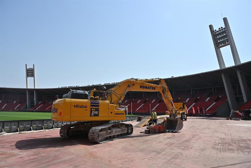 Una excavadora, durante el inicio de las obras de la segunda fase de transformación del UDA Stadium-Juegos Mediterráneos, en Almería.