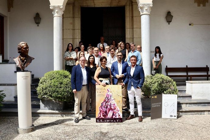 Autoridades en la presentación del cartel de Fuente Palmera de Boda.