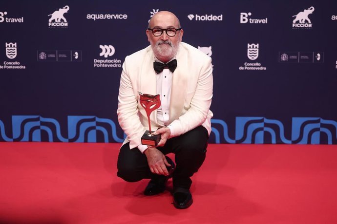 Archivo - El actor Javier Cámara posa con el Premio a Mejor Actor Protagonista de una Serie por 'Yakarta'  en la alfombra roja de los premiados en los Premios Feroz 2026 