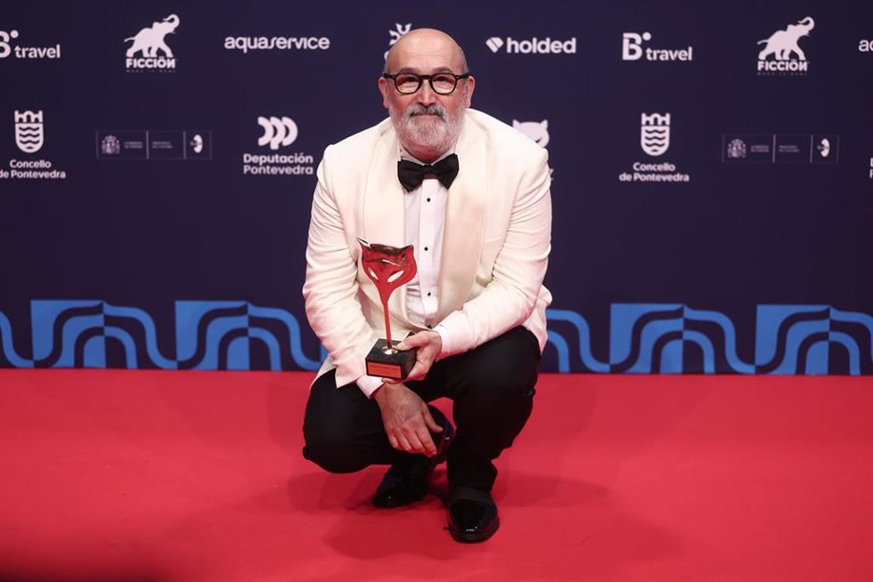 Archivo - El actor Javier Cámara posa con el Premio a Mejor Actor Protagonista de una Serie por 'Yakarta'  en la alfombra roja de los premiados en los Premios Feroz 2026 