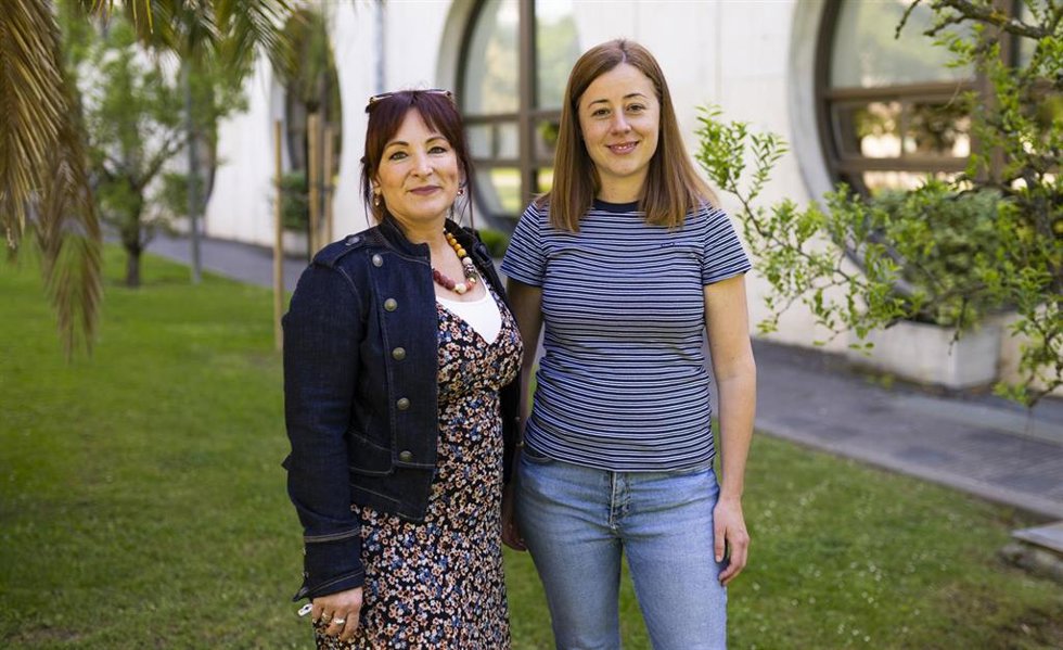 Archivo - Las investigadoras Maider Pérez de Villarreal (izq.) y Alba Amilburu, fotografiadas en el campus de Pamplona (sede Arrosadia).