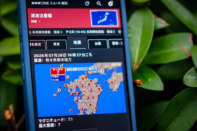 Pantalla de un teléfono móvil muestra la información sobre el terremoto de magnitud preliminar de 7,1 registrado en la prefetura de Kumamoto, en el suroeste de Japón