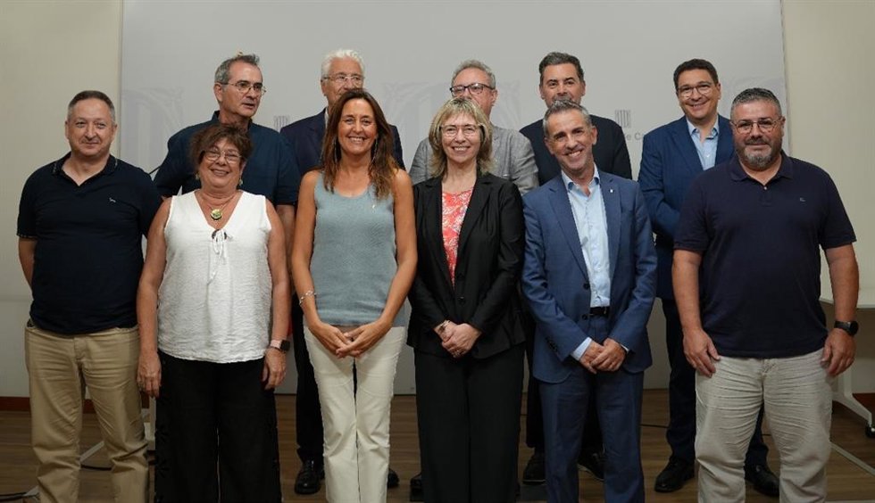 La consellera Esther Niubó con firmantes del acuerdo para mejorar condiciones de los docentes de la concertada