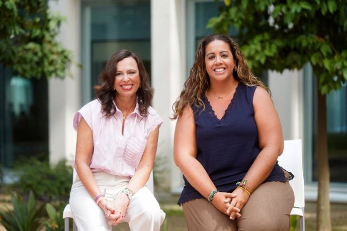 La consejera de Vivienda, Juventud y Ordenación del Territorio de la Junta de Andalucía, Rocío Díaz, junto a Alba Ortiz Moreno, coordinadora provincial del Instituto Andaluz de la Juventud (IAJ) en Málaga.