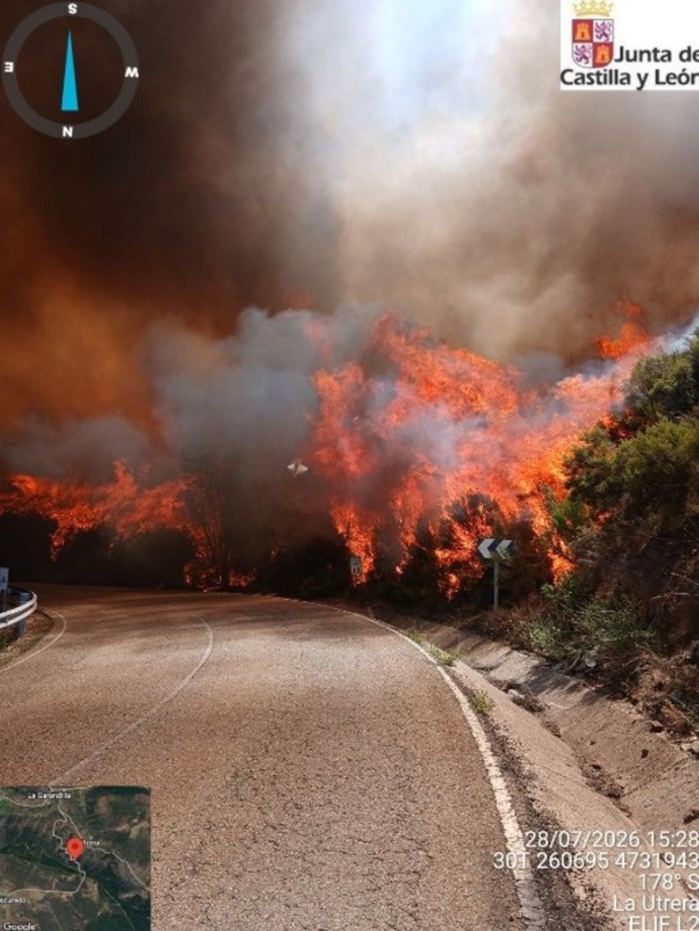 Evacuados La Utrera y el barrio de La Velilla por el fuego y confinados La Garandilla y el Castro, en el municipio de Valdesamario (León).
