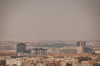Cielo cubierto de humo provocado por el incendio de la sierra oeste, desde el Cerro del Tío Pío, a 25 de julio de 2026, en Madrid (España). En total son 63.000 las personas afectadas directamente por la virulencia del incendio en la región madrileña, pero