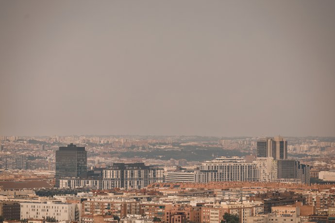 Cielo cubierto de humo provocado por el incendio de la sierra oeste, desde el Cerro del Tío Pío, a 25 de julio de 2026, en Madrid (España). En total son 63.000 las personas afectadas directamente por la virulencia del incendio en la región madrileña, pero