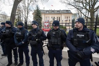 Archivo - Efectivos de la Policía frente a la fachada del Tribunal Constitucional polaco