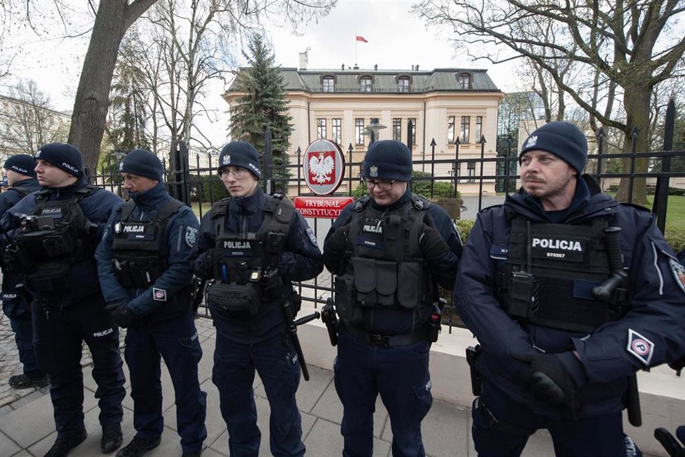 Archivo - Efectivos de la Policía frente a la fachada del Tribunal Constitucional polaco