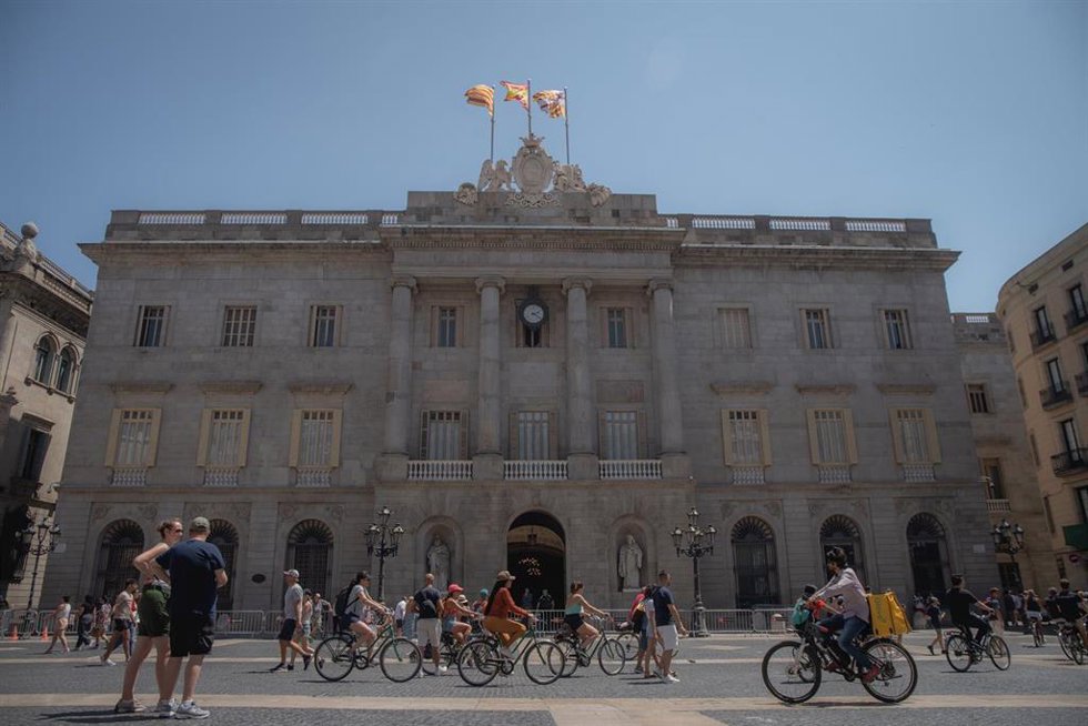 Archivo - Varias personas caminan delante del edificio del Ayuntamiento de Barcelona
