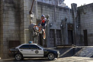 Toni Bou se convierte en un nuevo superhéroe del Parque Warner Madrid