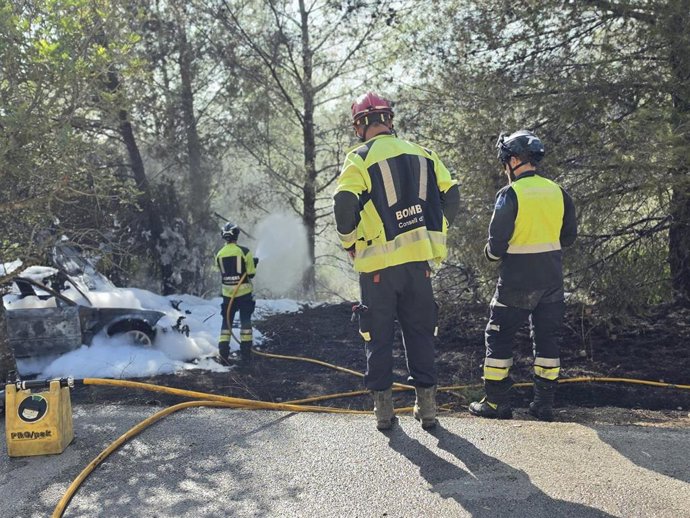 Bomberos de Eivissa participan en la extinción de un incendio provocado por un coche.