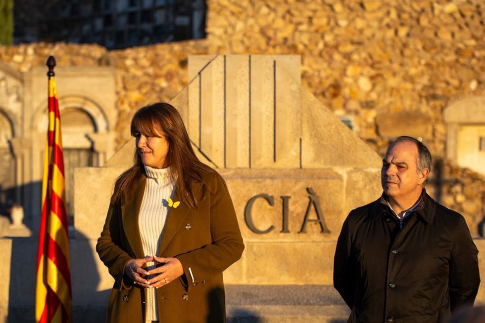 Archivo - El secretario general de Junts per Catalunya, Jordi Turull, y la presidenta de Junts, Laura Borràs, atienden a los medios de comunicación durante la ofrenda floral anual a la tumba del expresidente de la Generalitat Francesc Macià