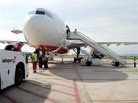 CCOO revisará los servicios mínimos en los paros de Swissport tras una jornada con "bastantes" vuelos retrasados